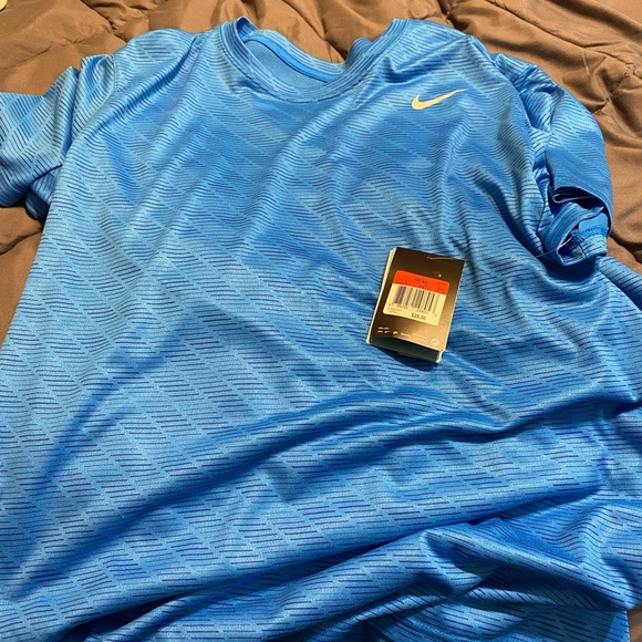 Nike Dri-Fit - Picture 2 of 3